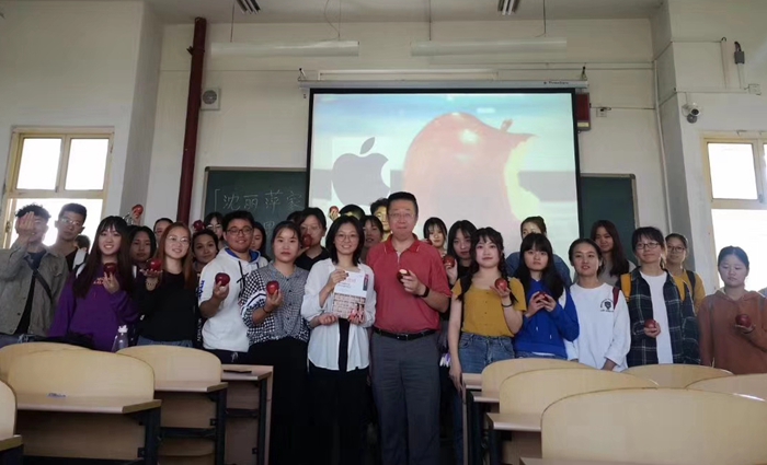 侯万宏老师(中)课后与同学们合影 - 副本.jpg